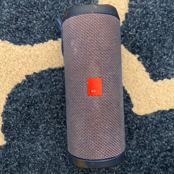 Used JBL speaker nothing wrong with it just the paint chipped on the speaker